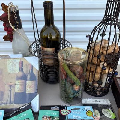 Wine decor lot with tote