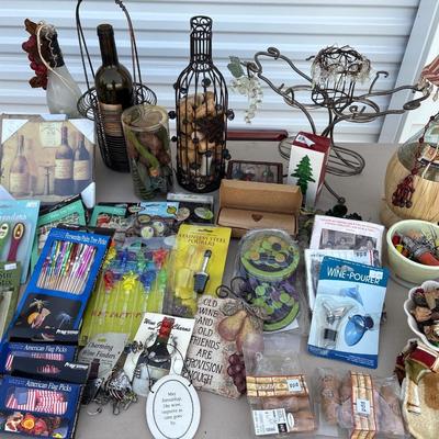 Wine decor lot with tote