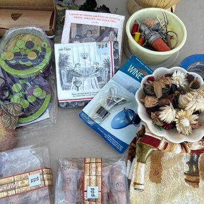 Wine decor lot with tote