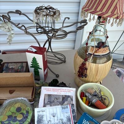Wine decor lot with tote