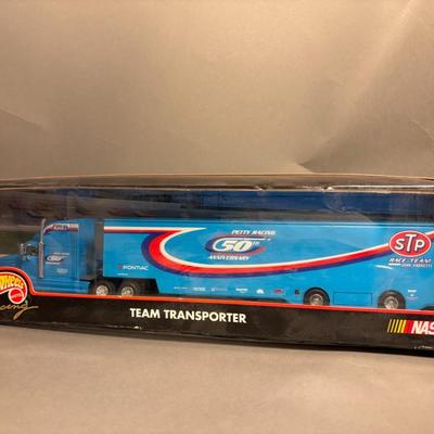 Racing Champions - NASCAR 1/64 Scale Racing Team Transporter