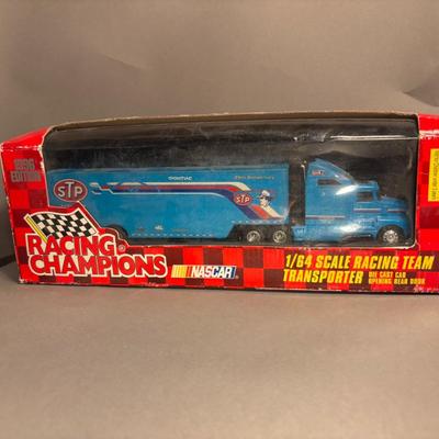 Racing Champions - NASCAR 1/64 Scale Racing Team Transporter