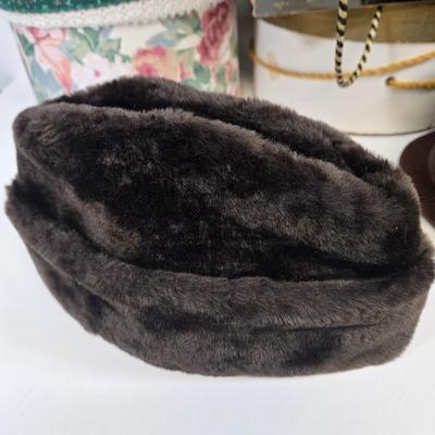 LOT 93: Variety of Vintage Ladies' Hats