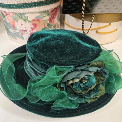 LOT 93: Variety of Vintage Ladies' Hats