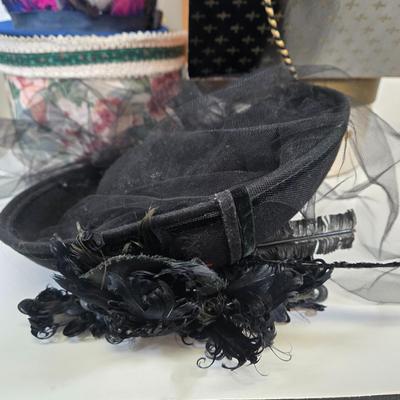 LOT 93: Variety of Vintage Ladies' Hats