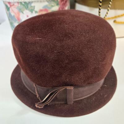 LOT 93: Variety of Vintage Ladies' Hats