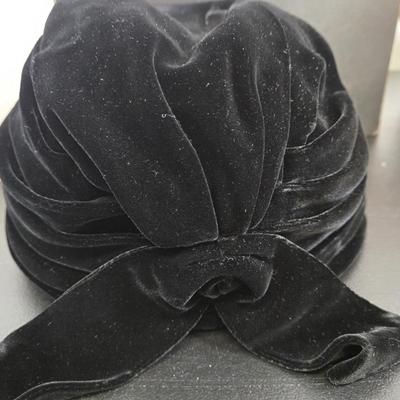 LOT 101: Multiple Ladies' Hats
