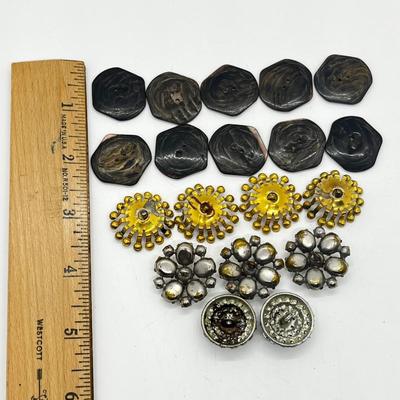 LOT 163J: Antique/ Vintage Buttons