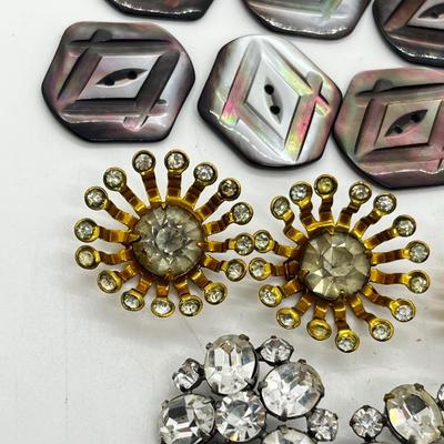 LOT 163J: Antique/ Vintage Buttons