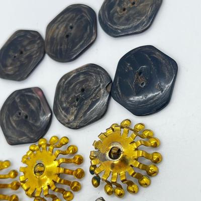 LOT 163J: Antique/ Vintage Buttons