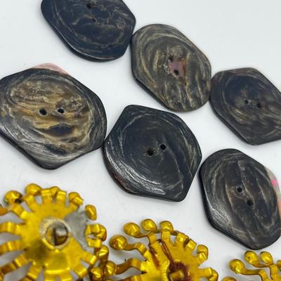 LOT 163J: Antique/ Vintage Buttons