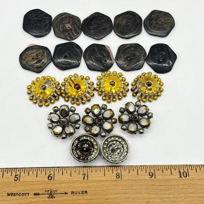 LOT 163J: Antique/ Vintage Buttons