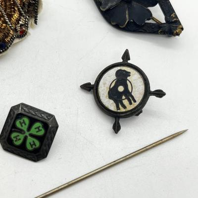 LOT: 171J: Vintage/Antique Pins