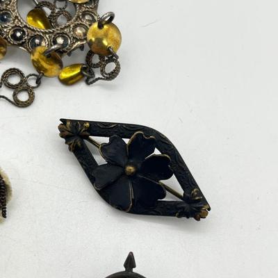 LOT: 171J: Vintage/Antique Pins