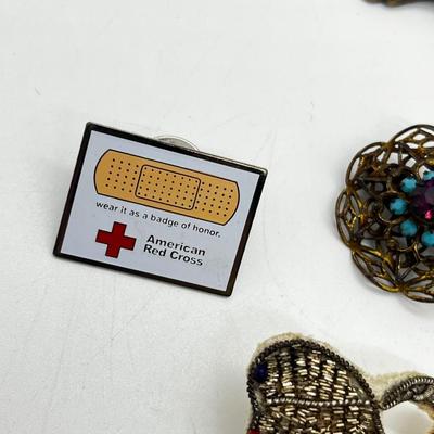 LOT: 171J: Vintage/Antique Pins