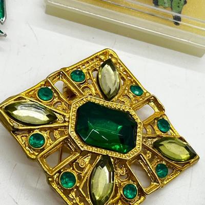 LOT 172J: Vintage Brooches and More
