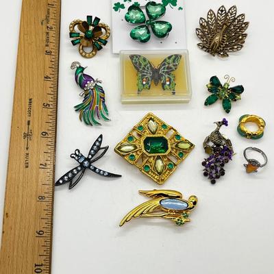 LOT 172J: Vintage Brooches and More
