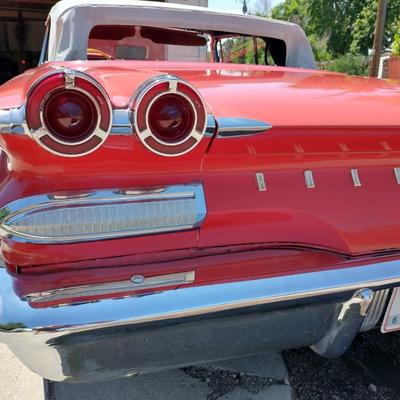 1960 Pontiac Bonneville Convertible – Classic American Cruiser
