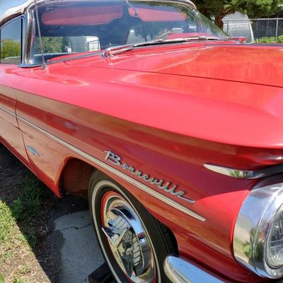 1960 Pontiac Bonneville Convertible – Classic American Cruiser