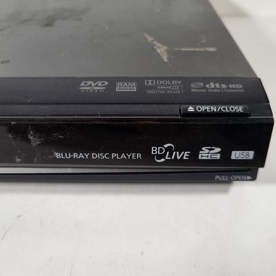 LOT 59: Panasonic Blu-Ray Player Model DMP-BD60 with Two Klipsch Speakers