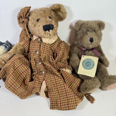 LOT 74K: Boyd’s Stuffed Bears Collection