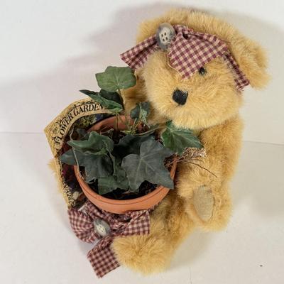 LOT 74K: Boyd’s Stuffed Bears Collection