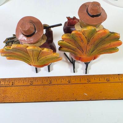 LOT 82L: Vintage Fall/Thanksgiving Themed, Figurines, S&P Shakers, Stained Glass, Candles & Candle Votives