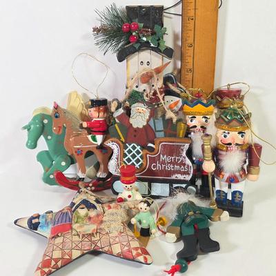 LOT 88F: Jim Shore 2006 Nativity Star With Assorted Vintage Christmas Ornaments