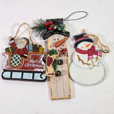 LOT 88F: Jim Shore 2006 Nativity Star With Assorted Vintage Christmas Ornaments
