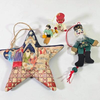LOT 88F: Jim Shore 2006 Nativity Star With Assorted Vintage Christmas Ornaments