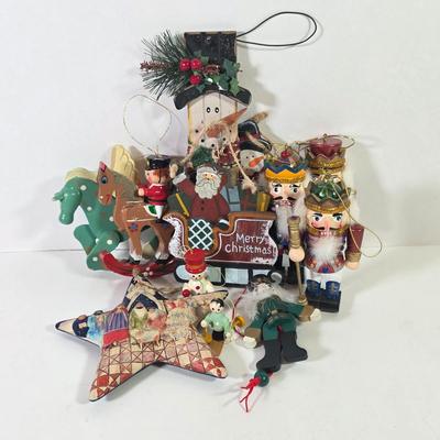 LOT 88F: Jim Shore 2006 Nativity Star With Assorted Vintage Christmas Ornaments