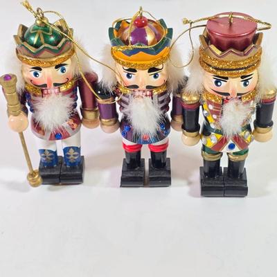 LOT 88F: Jim Shore 2006 Nativity Star With Assorted Vintage Christmas Ornaments