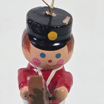 LOT 88F: Jim Shore 2006 Nativity Star With Assorted Vintage Christmas Ornaments