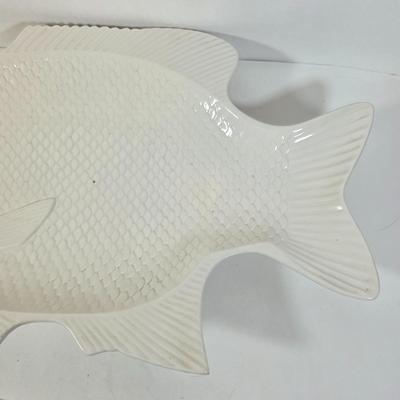 LOT 95D: Vintage Ceramic Fish Platter, Seashore Themed Tiles & Assorted Seashore Ornaments