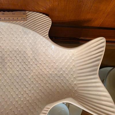 LOT 95D: Vintage Ceramic Fish Platter, Seashore Themed Tiles & Assorted Seashore Ornaments