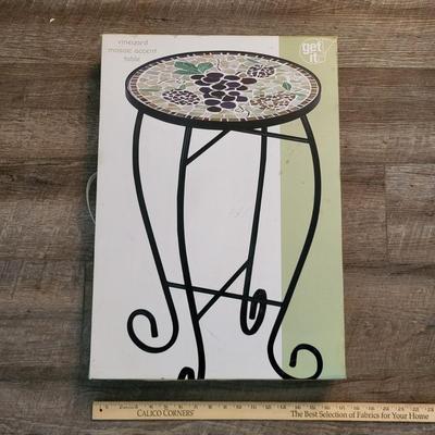 LOT 107: Vineyard Mosaic Accent Table New in Box