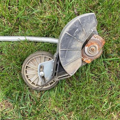 LOT 121G: Gas Powered Red Max BC225DL Komatsu Zenoah Co Weed Trimmer and Echo PE-225 Edger