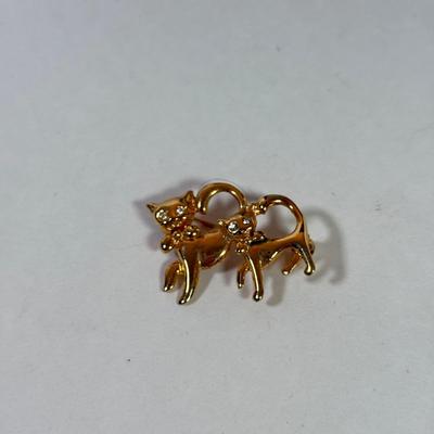 LOT 152L: Collection of Vintage Cat Pins and Brooches