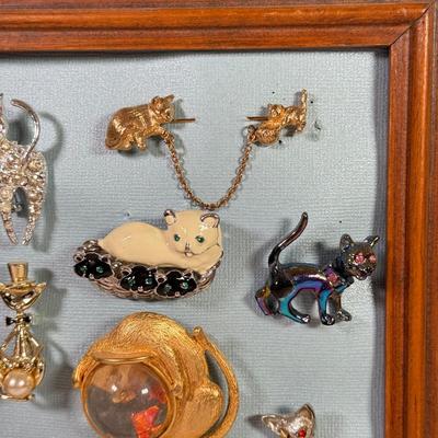 LOT 152L: Collection of Vintage Cat Pins and Brooches