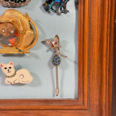 LOT 152L: Collection of Vintage Cat Pins and Brooches