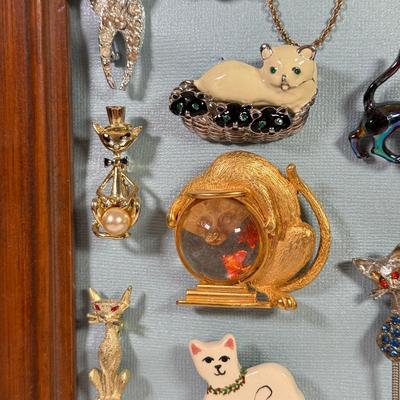 LOT 152L: Collection of Vintage Cat Pins and Brooches