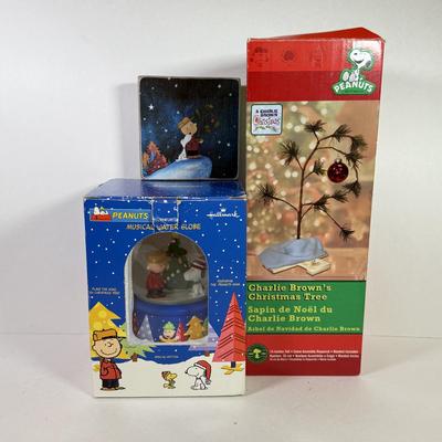 LOT 154L: Merry Christmas, Charlie Brown! Tree w/ Box, Snowglobe
