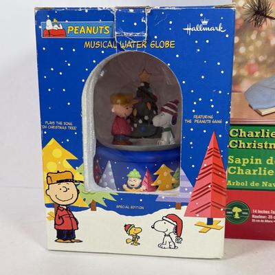 LOT 154L: Merry Christmas, Charlie Brown! Tree w/ Box, Snowglobe