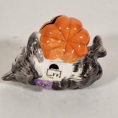 LOT 157: Six Assorted Halloween Themed Decorations
