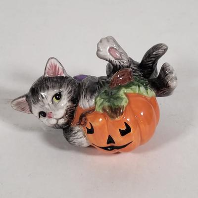 LOT 157: Six Assorted Halloween Themed Decorations