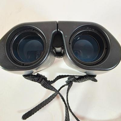 LOT 183D: Bushnell 8X23 Binoculars W/Soft Case, Meade Integrated Binocular & Digital Camera With Bird & Insect Books/Guides