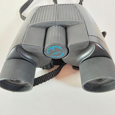 LOT 183D: Bushnell 8X23 Binoculars W/Soft Case, Meade Integrated Binocular & Digital Camera With Bird & Insect Books/Guides