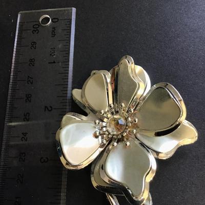Silver toned flower brooch