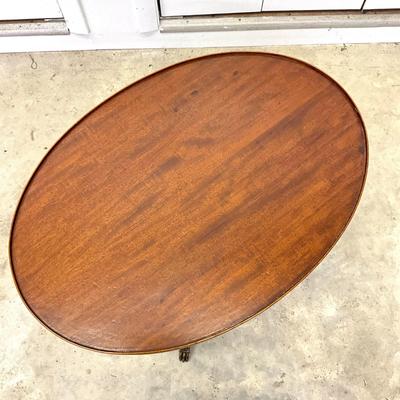 Sale Photo Thumbnail #918: Made of Mahogany
#I - 68758, Clawed brass feet
Measurements:
27" in width, 19" in depth, 17" in height