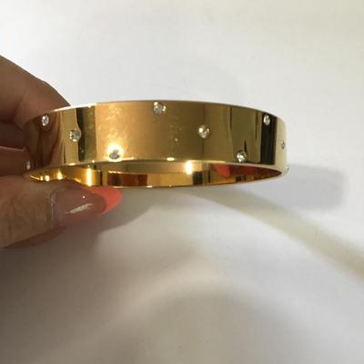 Beautiful gold toned, rhinestone bangle bracelet in very good condition